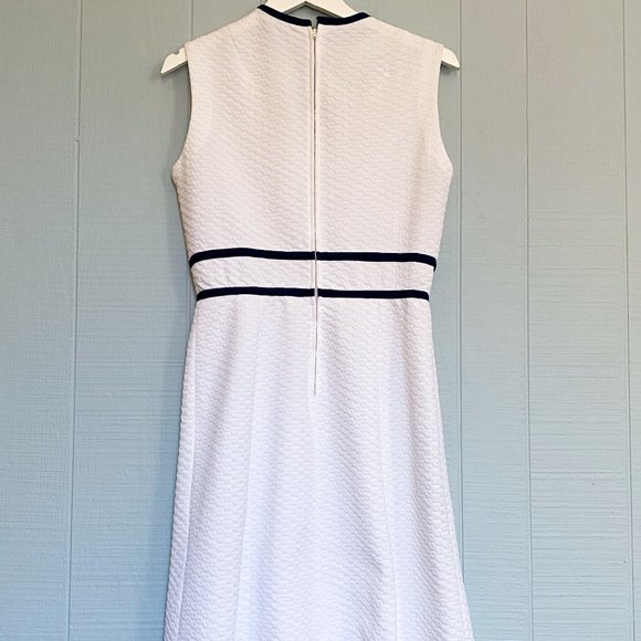 VINTAGE 70’s White & Navy Sleeveless Keyhole Dress - Picture 5 of 7